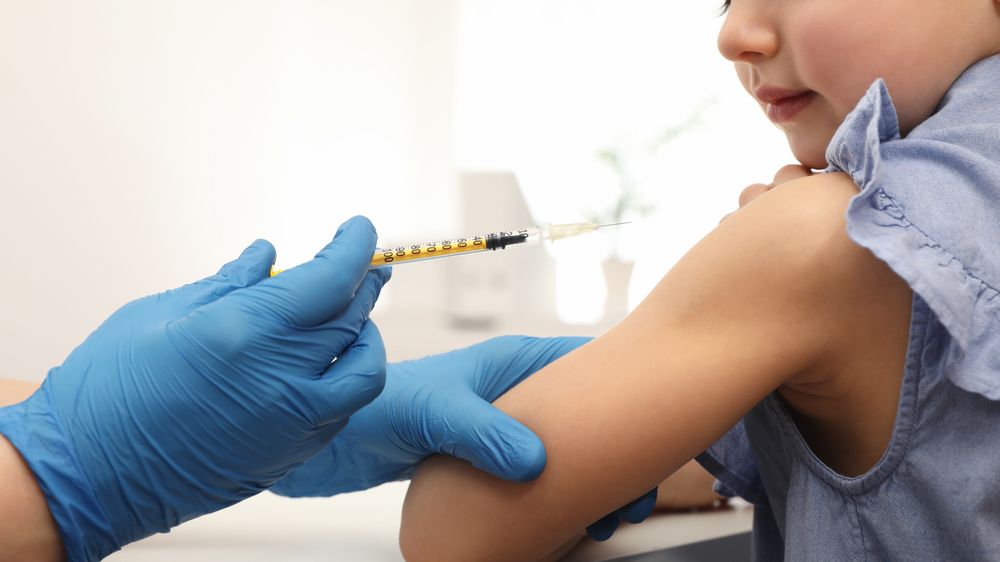 Očkování dětí proti covidu se blíží. Co o něm víme, a má vůbec smysl?